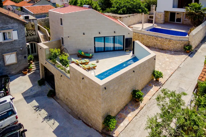 VILLA STONE PEARL SUTIVAN - exceptional luxury new three-room villa - private pool and jacuzzi - perfect location right next to the town center and the beach - secured parking space - Image 1