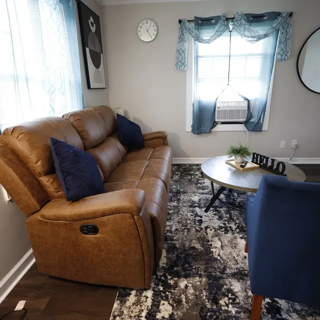Modern 2 BR Upstairs Unit- Sleeps 4 • Free Parking - Image 1