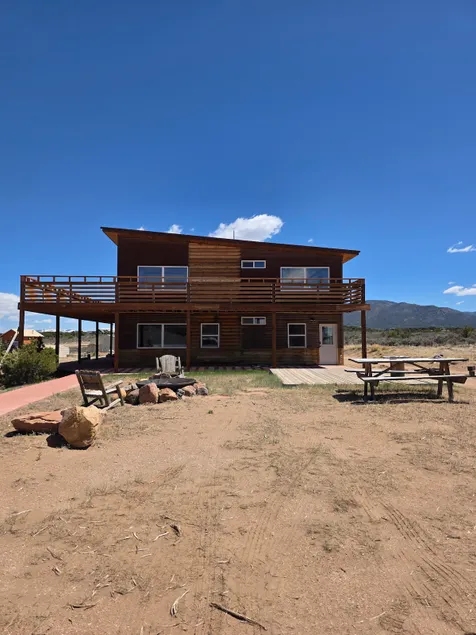 3 bed Mountain View chalet with lake access. - Image 1