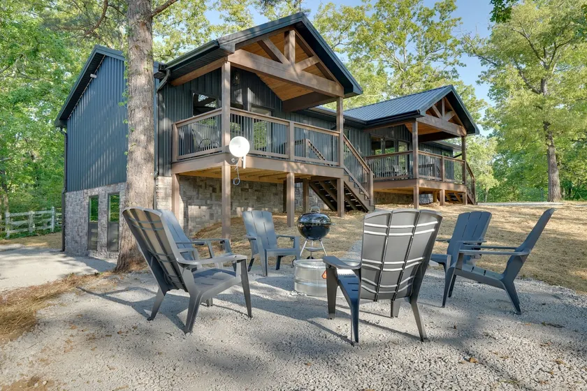 Steps to Lake! Pet-Friendly Murray Retreat w/ Deck - Image 1