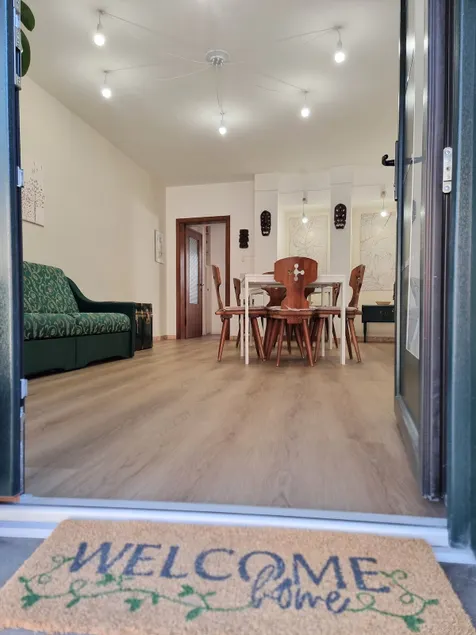 Spacious house with private entrance and internal courtyard - Image 1