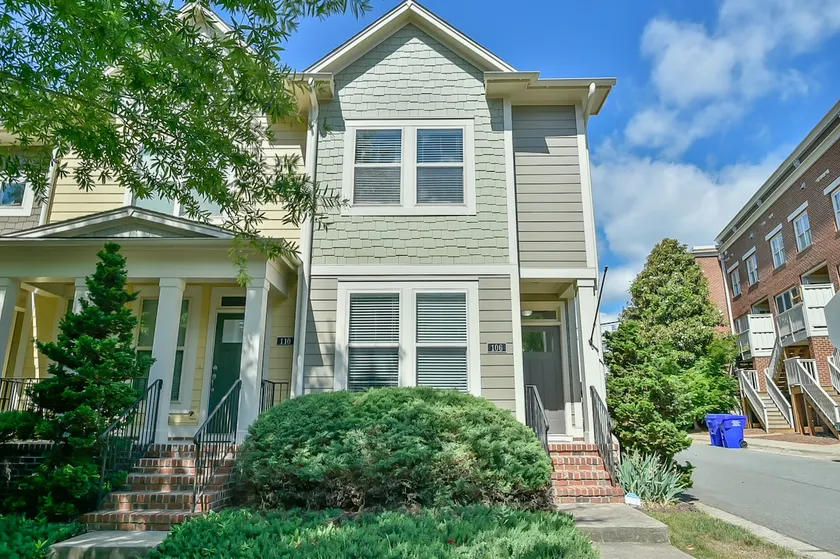 Winmore Townhome | Central, Spacious, Comfort - Image 1