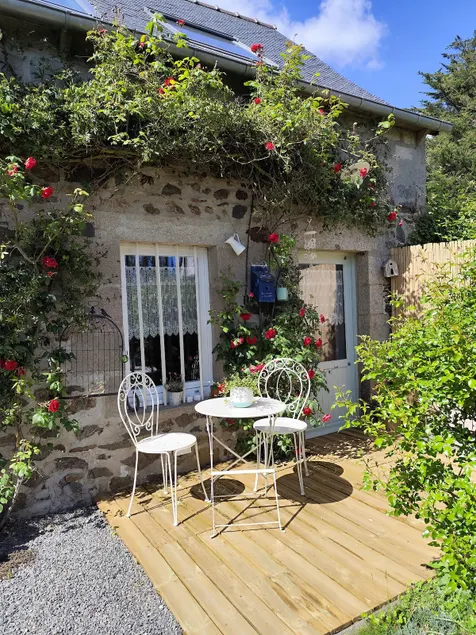 Small nest for 2 people, ideal for a weekend or for travelers. - Image 1