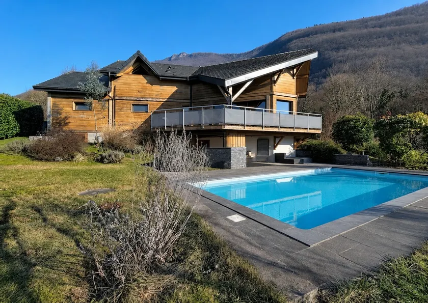 Villa with pool, 5 minutes from the lake - Image 1