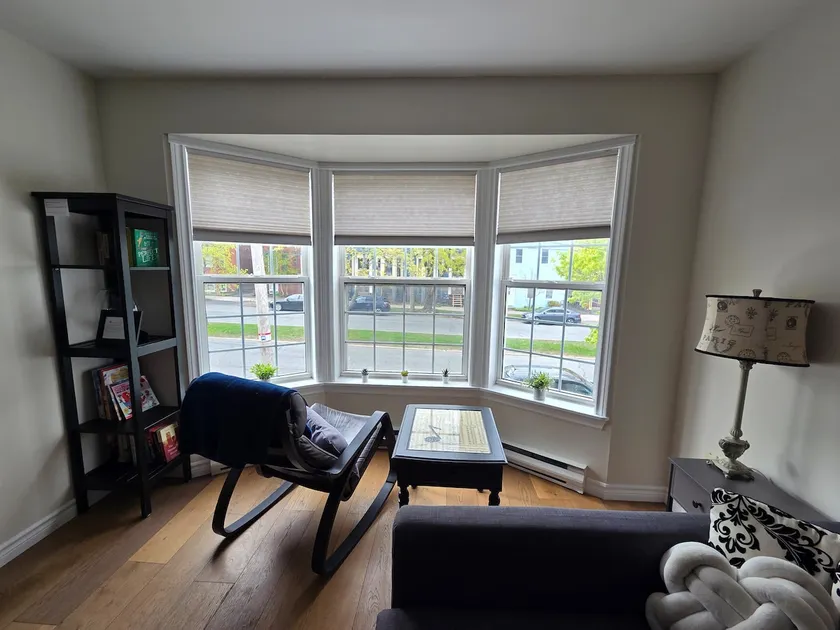Uptown Prime Location 3 beds 2.5 bath backyard - Image 1