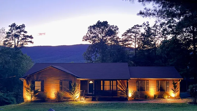 Luxury Retreat: Hot Tub, Views, Sauna, Games, EV - Image 1
