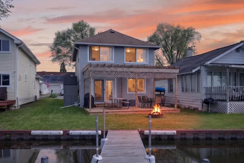 Cozy Waterfront Cottage Retreat - Image 1