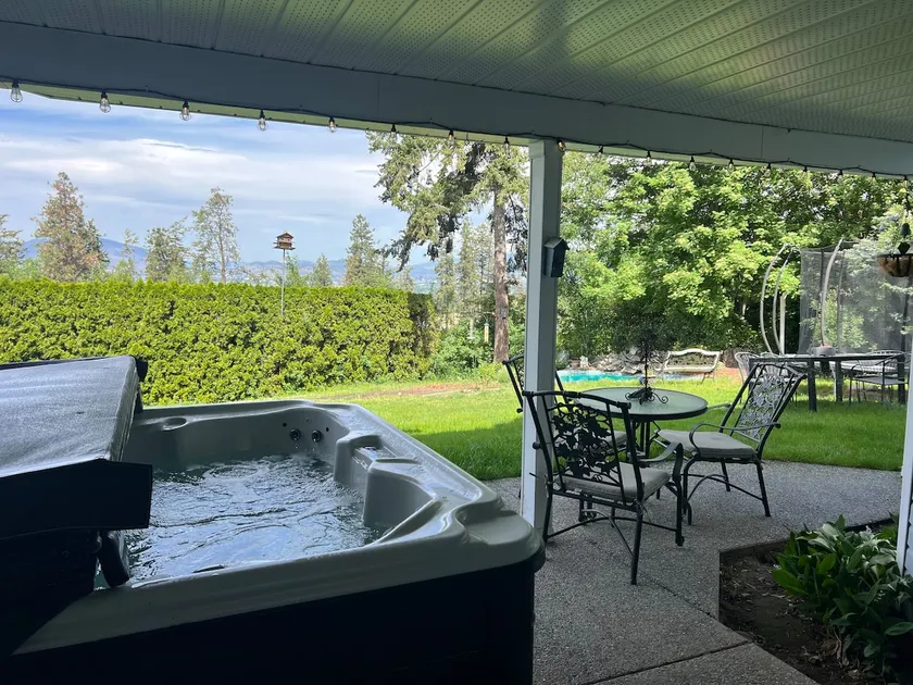 Pet Friendly Lakeview Suite with Private Hot Tub - Image 1