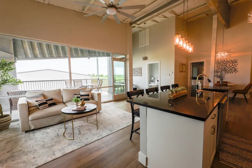 #3 Airplane/Hangar Apartment 2 bedrooms 2 baths - Image 1