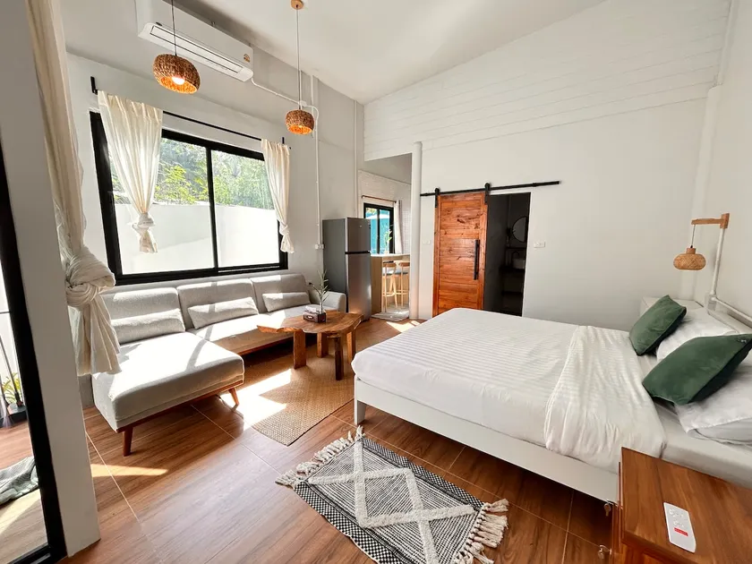 Bright Modern Loft, Near Zen Beach & King Size Bed - Image 1