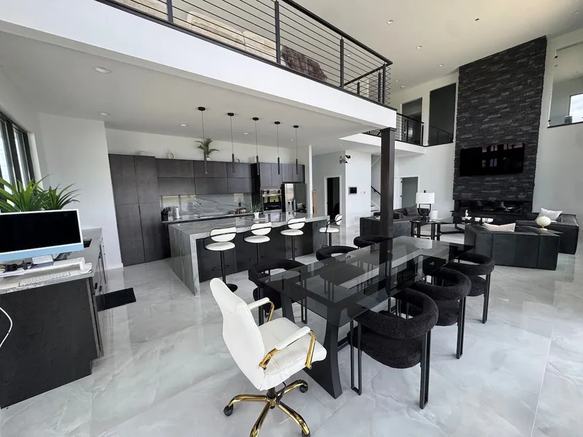 Cozy and quiet private room in a beautiful home - Image 1