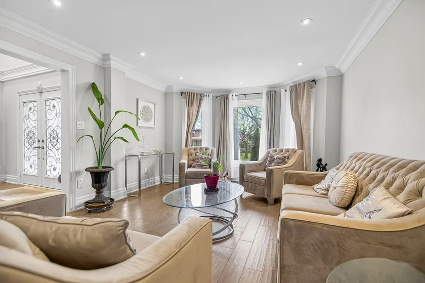 Luxury Spacious House Near Yonge St Mall Hwy7 - Image 1
