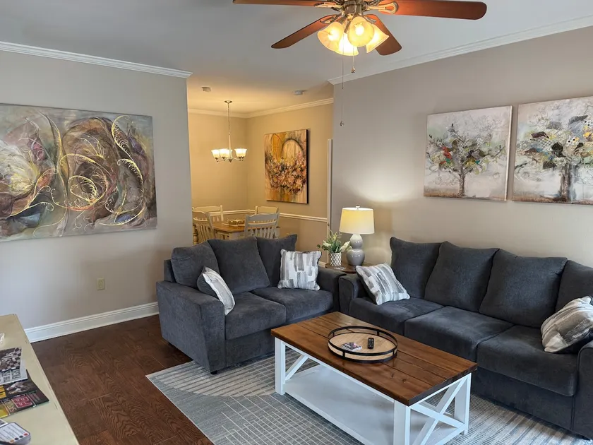 Cute 2 BR Apartment full of Local Art - Image 1