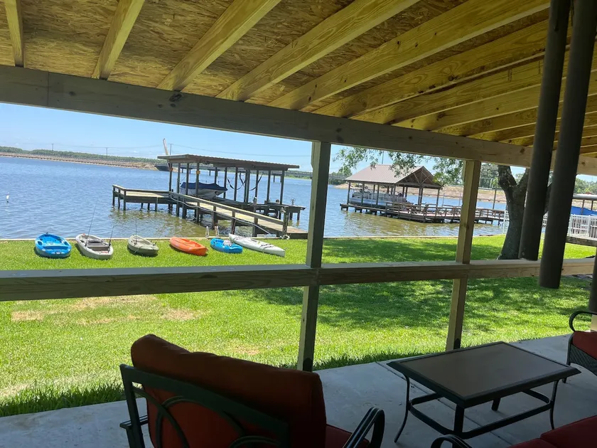 Peaceful Lake Setting, 4 bed-3 bath/kayaks & more - Image 1