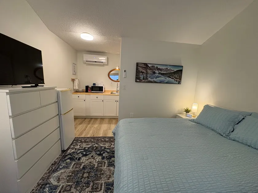 Room 3 | Queen Suite with Kitchenette Near Fergus - Image 1