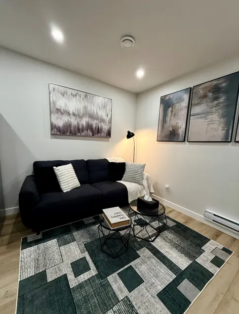 1BR Cozy Luxury Modern Suite Regina East W/Parking - Image 1