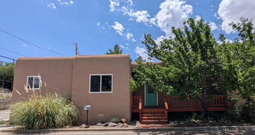Chihuahua Hill House - Image 1