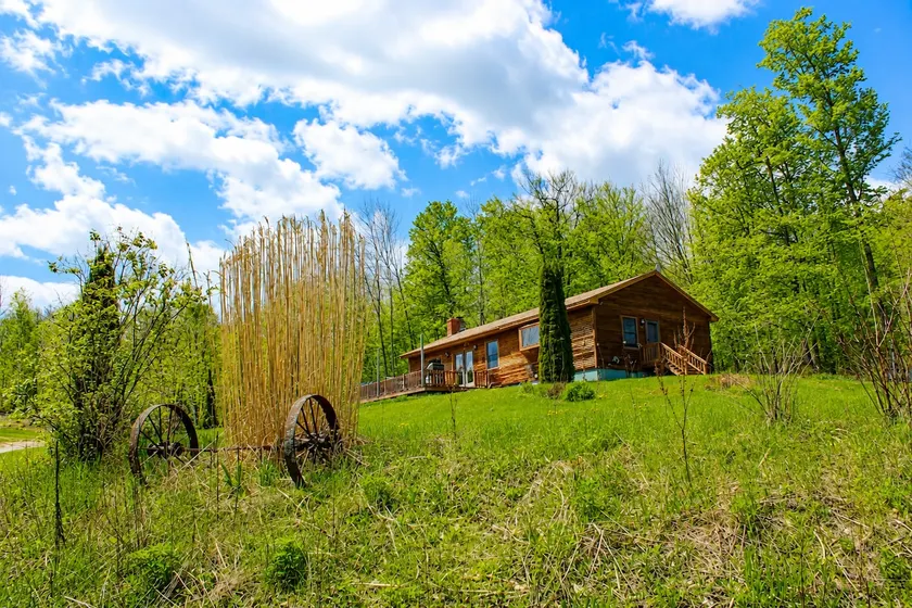 Hilltop Hideaway |Private, 3BR Home | 10 Acres - Image 1