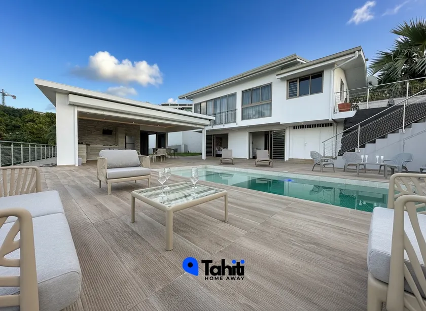 Villa Manini — Pool & View of Rade de Papeete - Image 1
