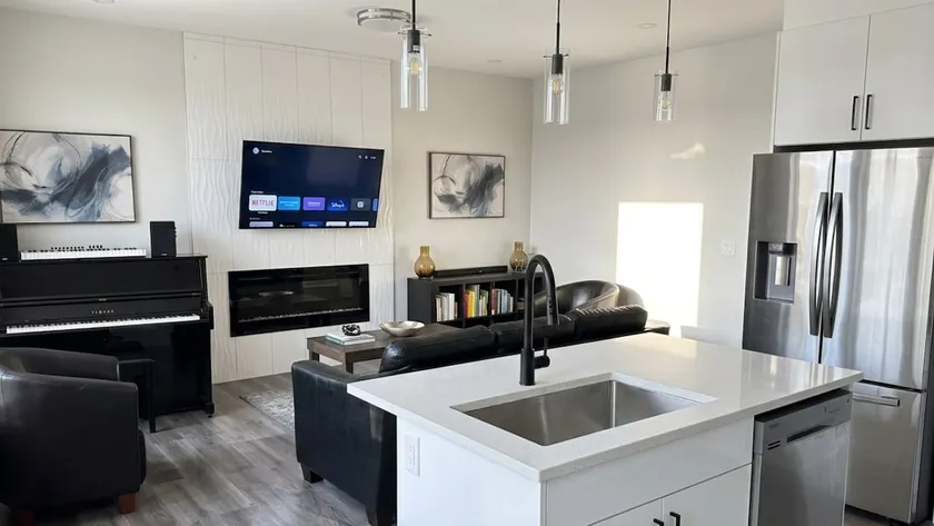 Modern Detached 3BR Home | 10 Min to Airport - Image 1
