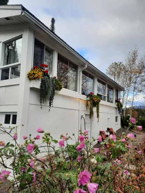 All-inclusive, 4-season chalet with 2 enclosed bedrooms - Image 1