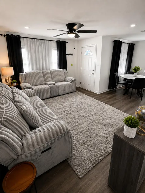 Charming Villa Near Downtown Houston! Big Backyard - Image 1