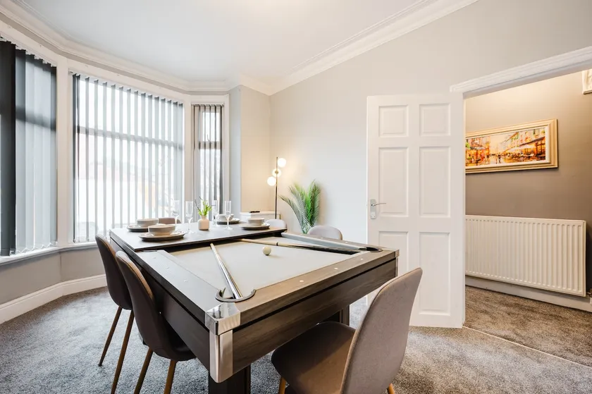 Modern 3BR Stay for 8 - Easy City Access - Free Parking - Image 1
