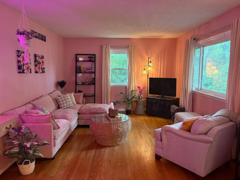 The Pink Place Minutes from stadiums & Highway - Image 1