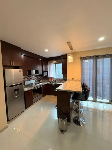 Spacious private house with garage and close to downtown. - Image 1