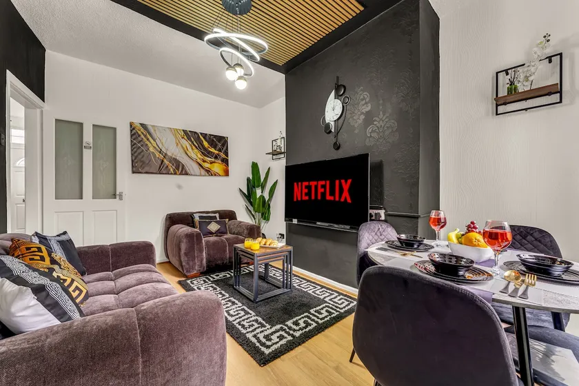 Beautiful 4 Bed Home with Ensuite, Parking & Fast WiFi - Image 1