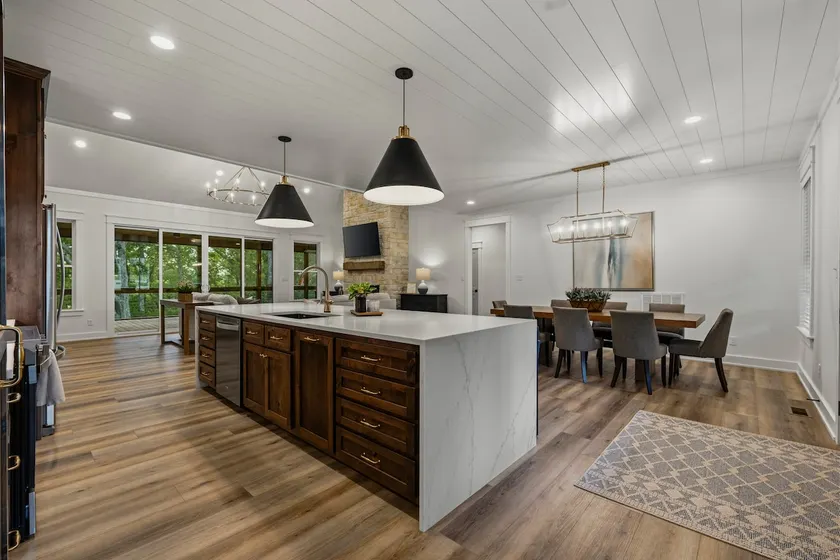 The Golden Retreat-New Luxury Lake Home-Sleeps 14 - Image 1