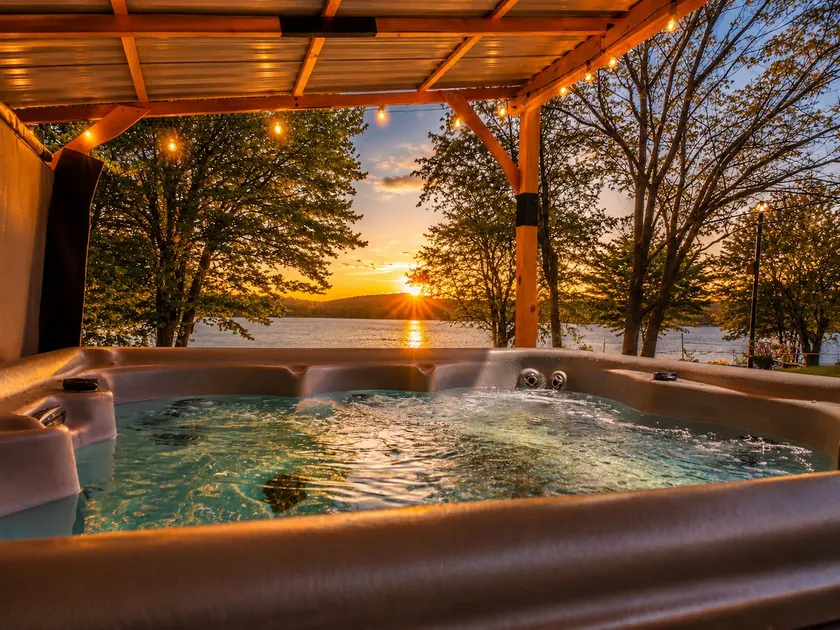 Lakeside chalet with spa and pool table - Image 1