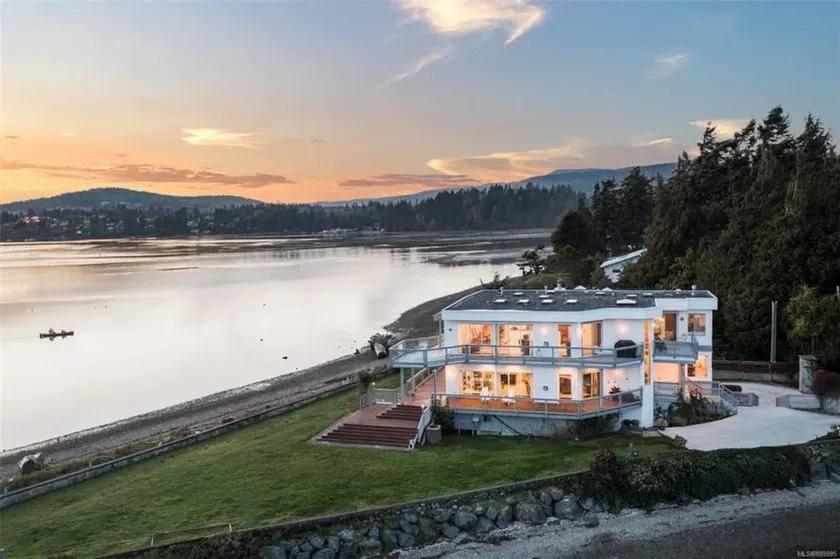 The Crow's Nest – Panoramic Oceanfront - Image 1
