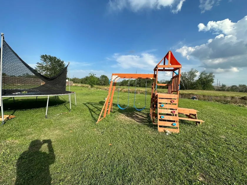 Small family home with big yard - Image 1