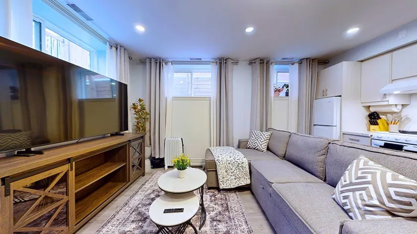 Stylish Queen Basement Suite with Free Parking - St Clair Hotel - Image 1