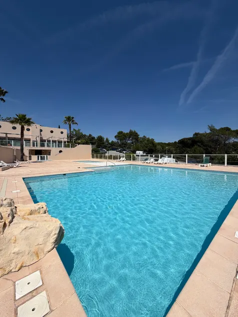 Air-conditioned apartment for 6 people – residential complex with pool - Image 1