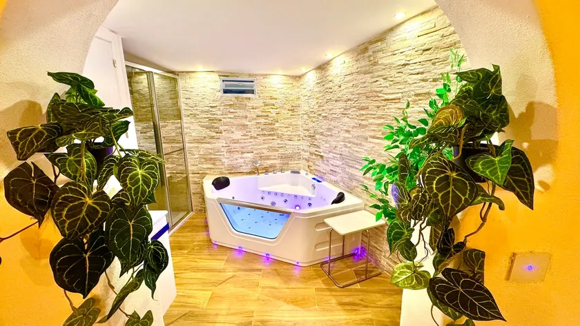 Small house with a private jacuzzi - Image 1
