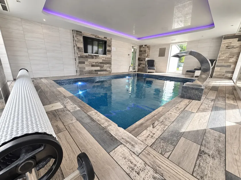 Indoor Pool, Cinema & Hot Tub Retreat - Image 1