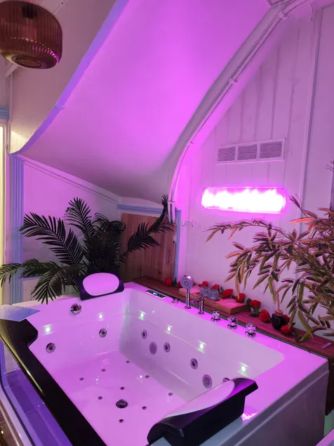 Loveroom Spa - Jacuzzi Excellent and Spacious - Image 1
