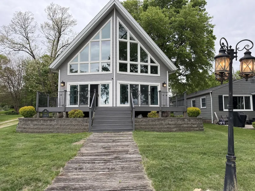 The River House at Le Claire - Image 1