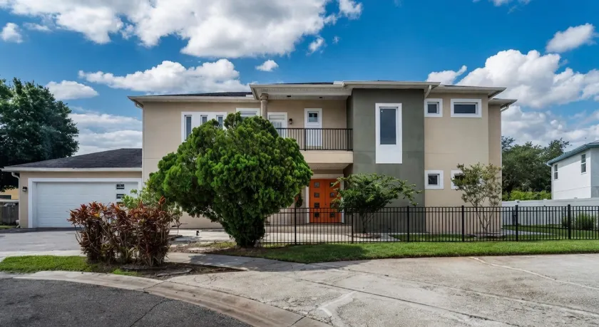 Modern 3BR Family Home Near Shops & Disney - Image 1