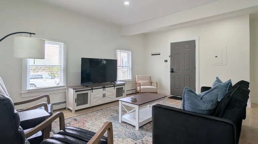 Capitol Comfort: Stylish 1BR with Full Kitchen - Image 1