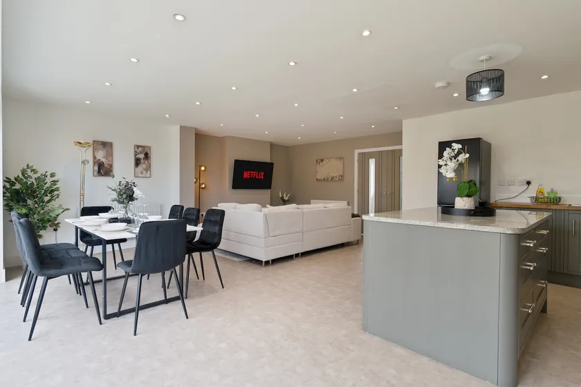 Luxury Marsh View Retreat with Parking - 4 Bed - Sleeps 10 - Image 1