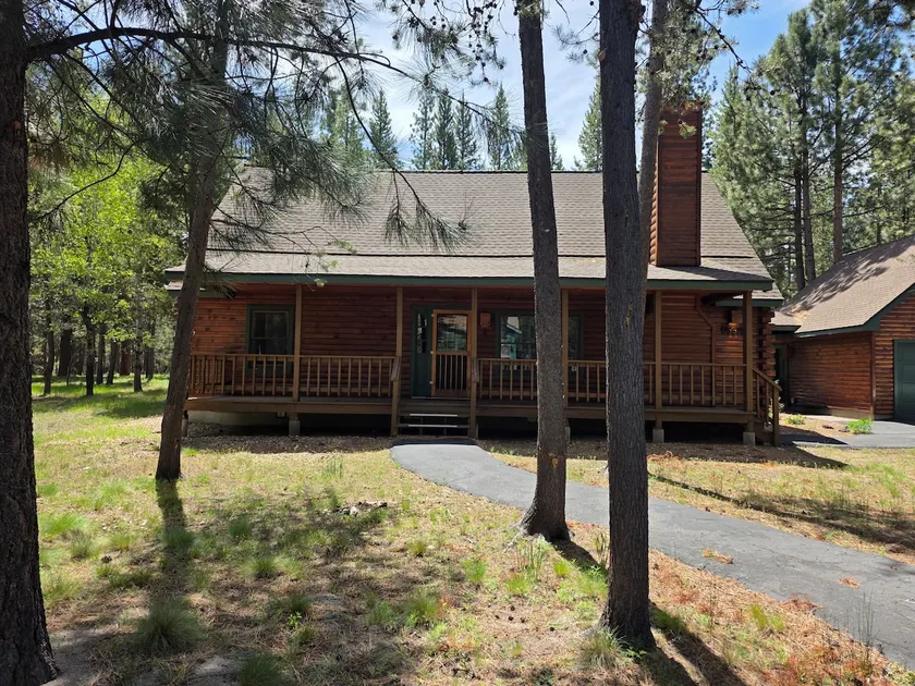 The Pine Lodge | King Bed| River/Dock Access| Pool - Image 1