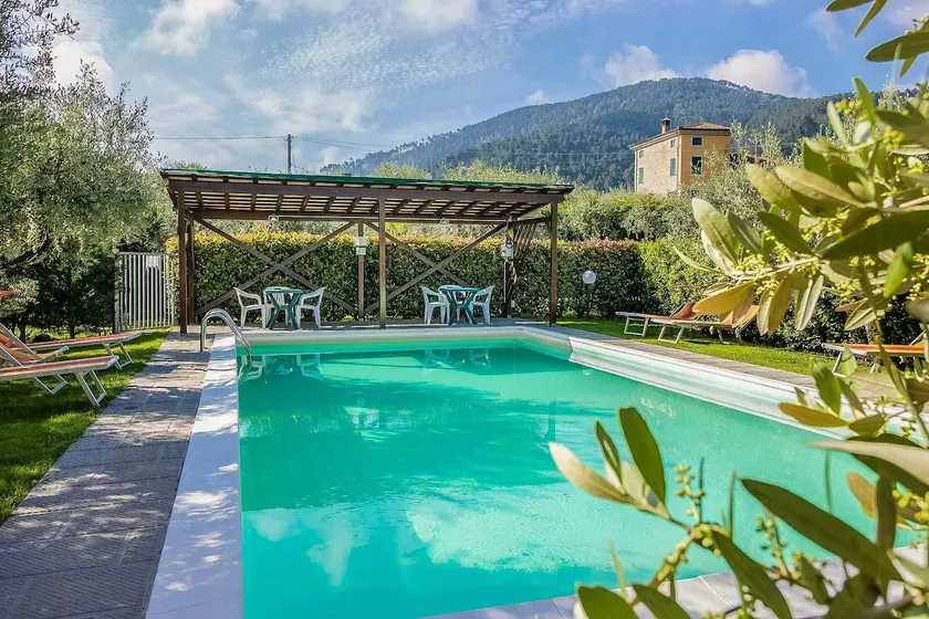 Ground-floor apartment with pool in the Lucca area - Image 1