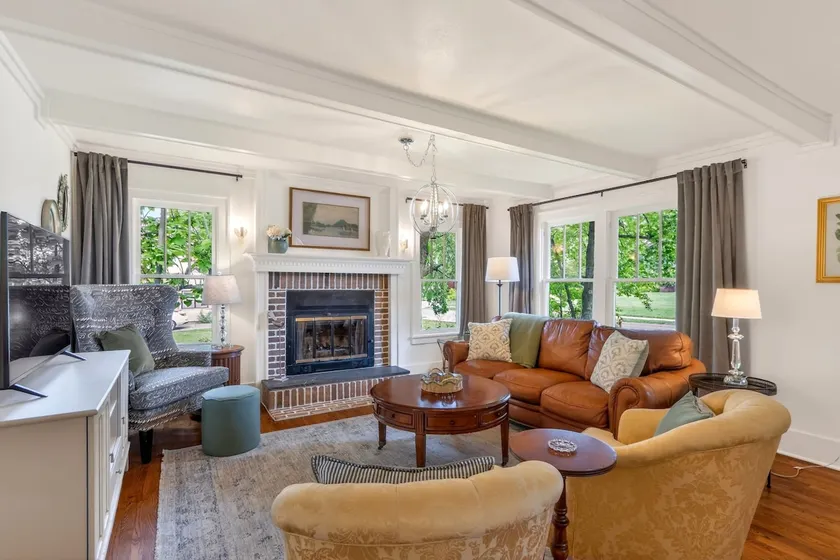 NEW Beautiful 1920 house walkable 8 GUEST - Image 1