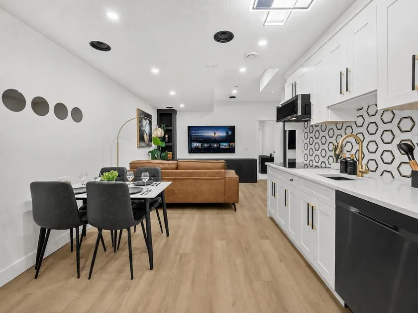 Luxury Suite on Shaganappi | Sleeps 4 | Private - Image 1