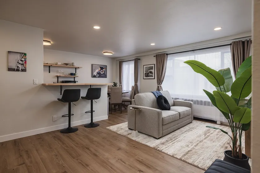 Inlet View Luxe -King Suite - Downtown Anchorage - Image 1