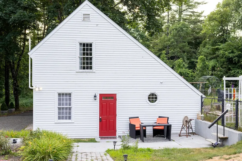 The Hideaway Carriage House with History & Charm - Image 1