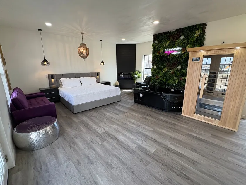 LoversLodge-Jetted tub-Sauna-Massage-Fireplace - Image 1